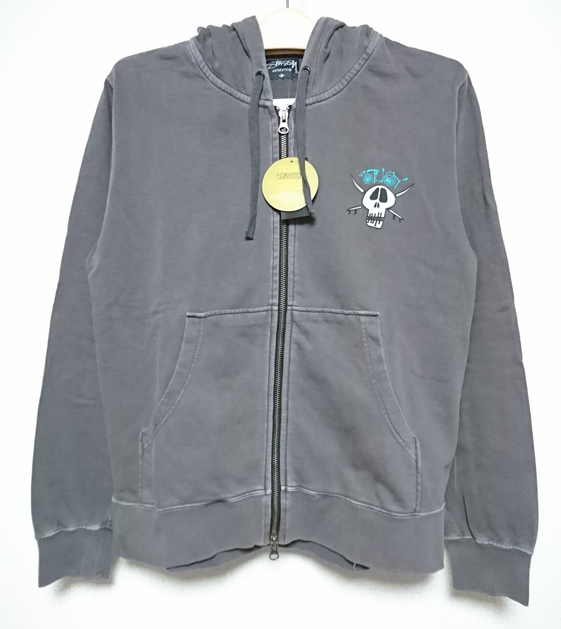 Create Good Vision ブランド名 Stussy ステューシー 品名 ドクロ スカル ロゴプリント パーカー スウェット カラー チャコール サイズ S M L Xl 価格 税込 裏地 ミニ裏毛 ジップアップ ヴィンテージ加工 Create Good Vision ブランド名 Stussy ステューシー 品名 ドクロ スカル ロゴプリント パーカー スウェット カラー チャコール サイズ S M L Xl 価格 税込 裏地 ミニ裏毛 ジップアップ ヴィンテージ加工