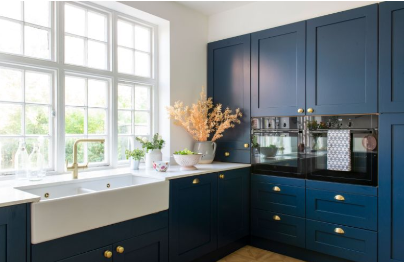 House of Rohl on X: A @ShawsOfDarwen sink is the perfect addition to this  navy blue kitchen:   / X