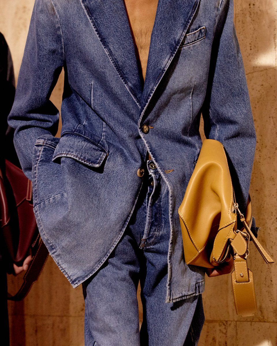 LoeweOfficial's tweet photo. Blue denim with washed effect arrives from the #LOEWESS20 Menswear collection.

See the collection in store and on https://t.co/L1F4c1UM2G

#LOEWE https://t.co/V2jKbRTQNN