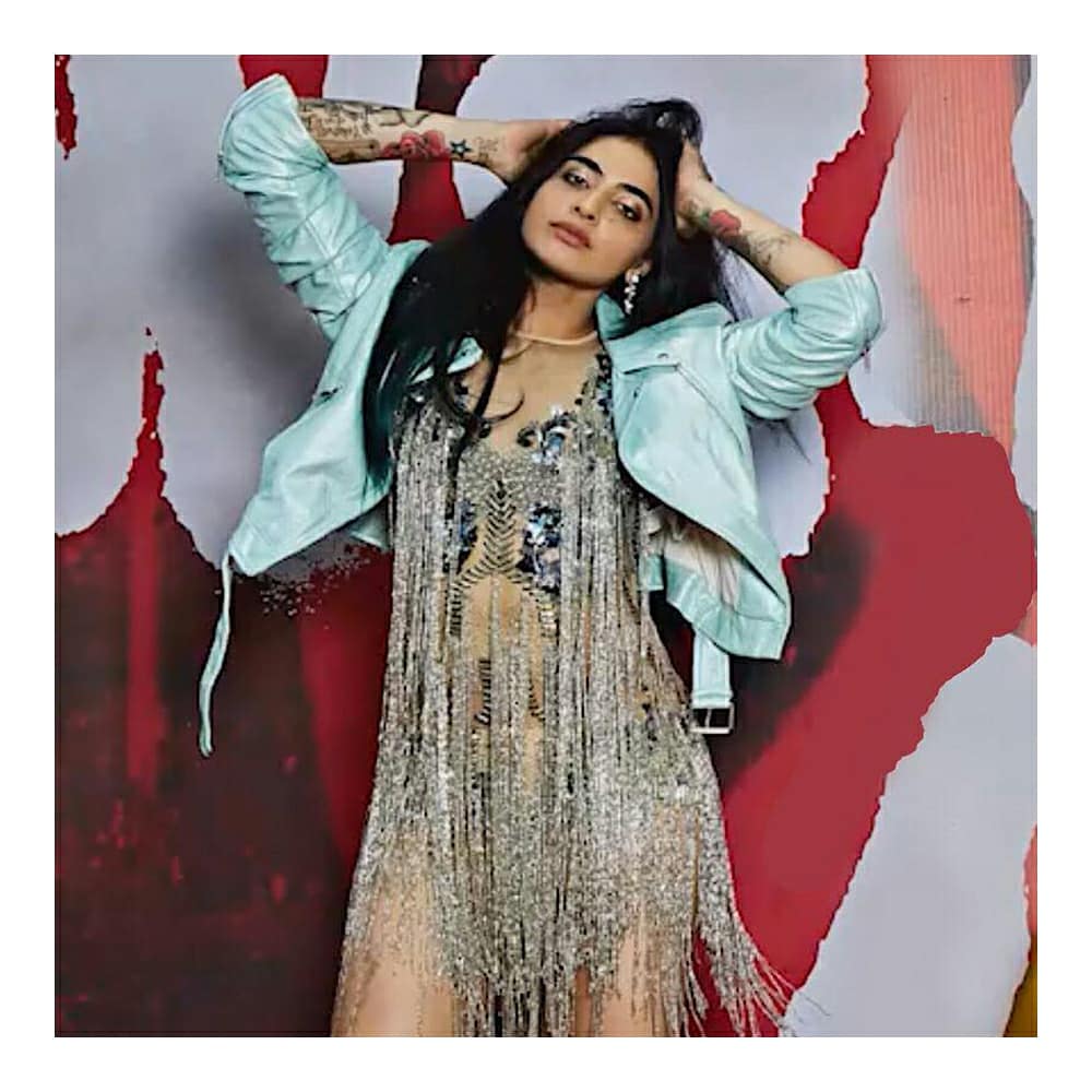 SuhaniPittie's tweet photo. Four More Shots Please is coming out this April and we can't contain our excitement!
Are you fearless and adventurous just like Umang ? Swipe to find out "the" jewellery for you.

#FourMoreShotsPlease #SPeverafter #Bacheloretteparty #BrideCrew #Weddingseason #SuhaniPittie https://t.co/DEPDXwZgFY