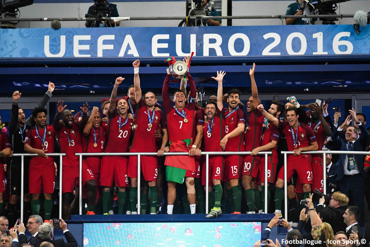 Footballogue's tweet photo. [#EURO🏆] Encore une année de règne pour le Portugal ! 🇵🇹 👑 https://t.co/uzdUvxTMKv