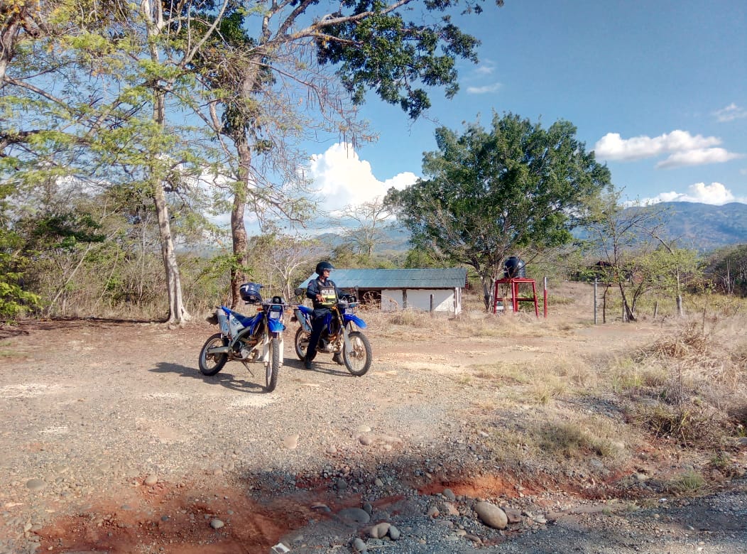 seguridadcrc's tweet photo. Presencia policial en la entrada a la finca #Potomac.
Así como en la plaza de deportes de #Terraba. Trabajamos en la prevención de la venta y consumo de drogas en dicho lugar.
Y recorremos preventivamente #SanAntonio, también en #Terraba
#SomosUnaSolaFuerza https://t.co/OHKobJvI0A