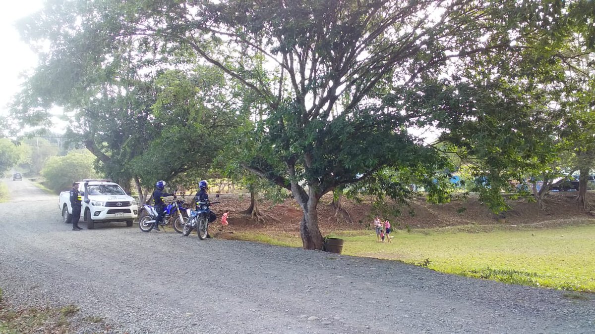 seguridadcrc's tweet photo. Presencia policial en la entrada a la finca #Potomac.
Así como en la plaza de deportes de #Terraba. Trabajamos en la prevención de la venta y consumo de drogas en dicho lugar.
Y recorremos preventivamente #SanAntonio, también en #Terraba
#SomosUnaSolaFuerza https://t.co/OHKobJvI0A