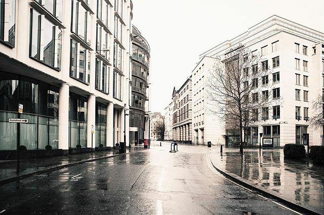 The City didn’t look anything like this today!
I think this is what the intention is but I’m not sure it’s working yet. .
.
.
.
.
.
.
.
#emptylondon #lockdown #virus #pictureoftheday #shoreditch #advertising #streetphotography #london #streetvision #stre… ift.tt/38W2gQj