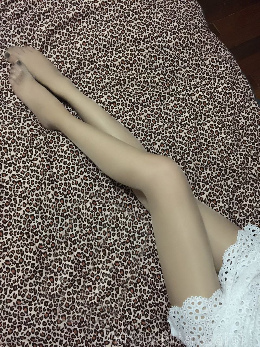 老婆的脚也是敏感点，每次脚趾被口水舔湿的同时，淫水也打湿了丝袜 https://t.co/vu6PH96TQ6