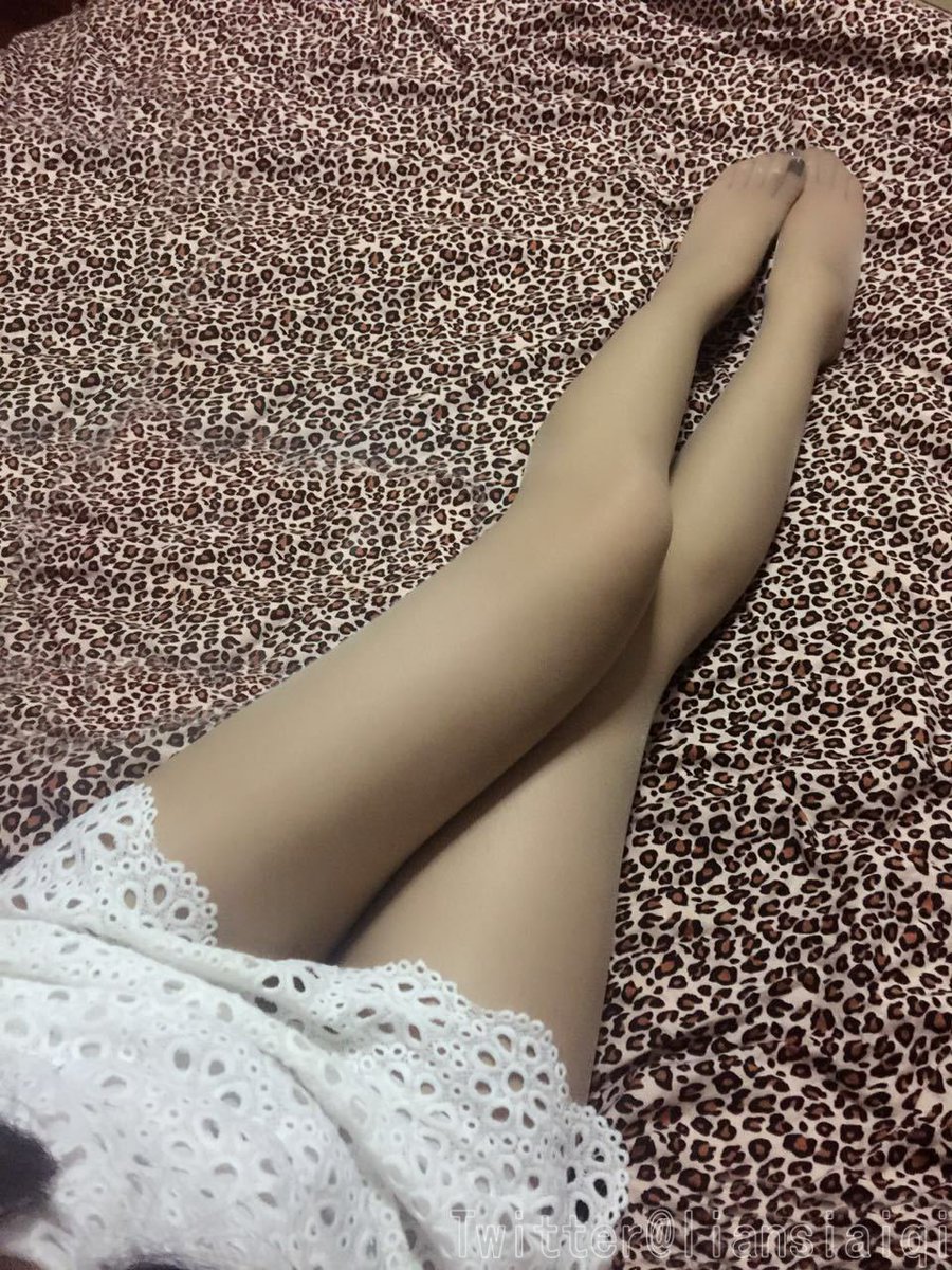 老婆的脚也是敏感点，每次脚趾被口水舔湿的同时，淫水也打湿了丝袜 https://t.co/vu6PH96TQ6