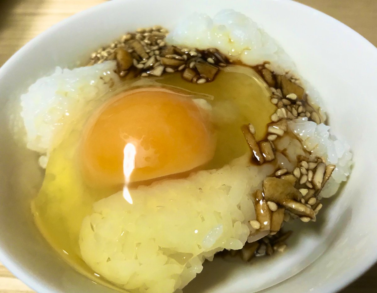 マサ 社畜王子 On Twitter ギルティ卵かけご飯 作り方 ご飯に卵をかけます 醤油 ごま油 刻んだにんにくを混ぜてかけます 最強の食べ物の誕生です