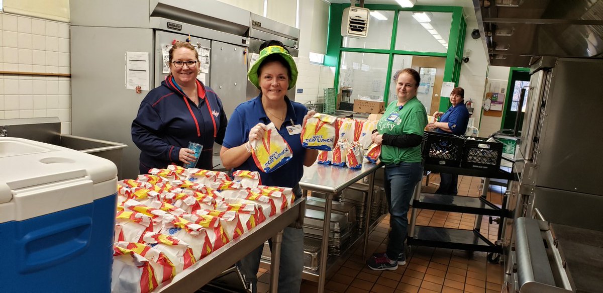 Tekkinheels's tweet photo. Our @Grescolts ROCK!!! Feeding program underway for breakfast and lunch 9AM-12PM pick up Green Run Elementary @vbschools https://t.co/Mff2jUDKgP