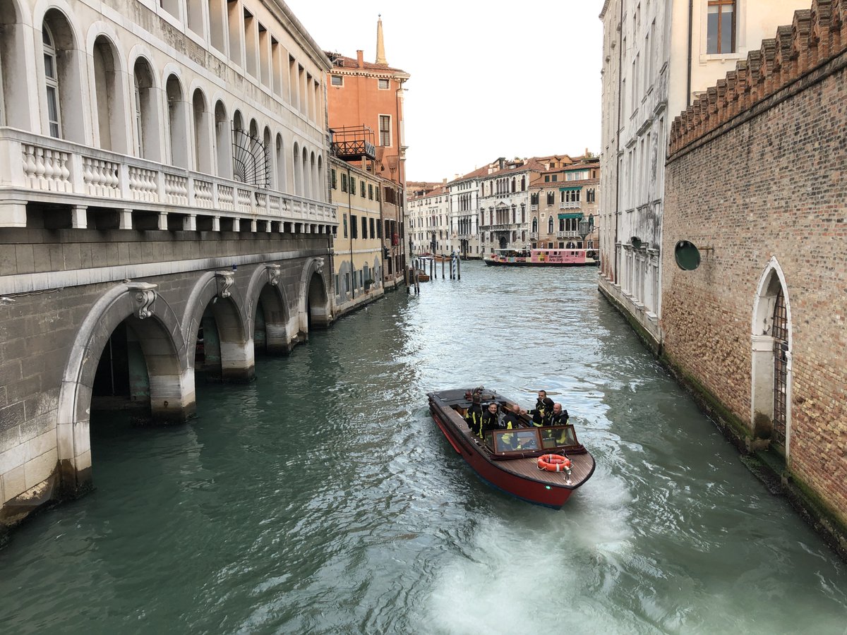 「ヴェネツィアの運河、常に水上をモーターボートや小舟が走っているので、プロペラで川」|ぬまがさワタリのイラスト