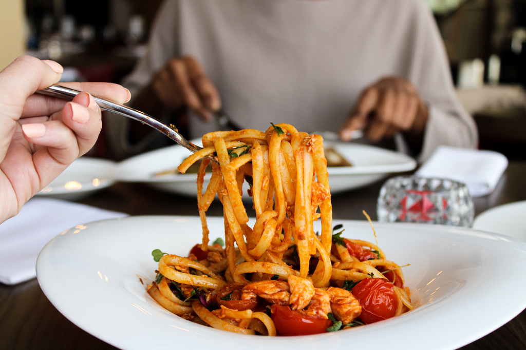 We can't be the only ones wanting to twirl our forks in this delicious bowl of pasta! 😩 Be sure to come down today to have a taste. 😏 #BellaCosa
