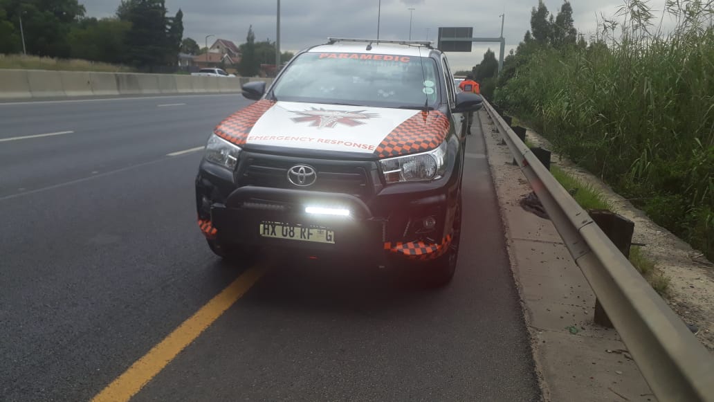 EMER_G_MED's tweet photo. 《Benoni》 #RV07 responded to N12 West after Tom Jones for a vehicle that went down embankment. Fortunately no injuries on scene @GTP_Traffstats @_ArriveAlive @EWNTraffic #whensecondscount #benoni https://t.co/CIazg76KWx