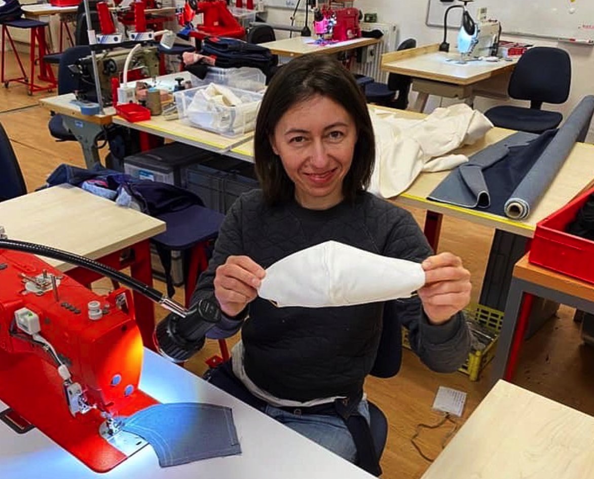 #Bonnenouvelle du jour : après LVMH qui produit des gels, les marques de mode italiennes qui fabriquent des masques et les imprimeurs US du papier toilette... <a href="/1083officiel/">1083</a> réorganise depuis ce matin son atelier à Romans pour confectionner des masques pour le personnel soignant👏