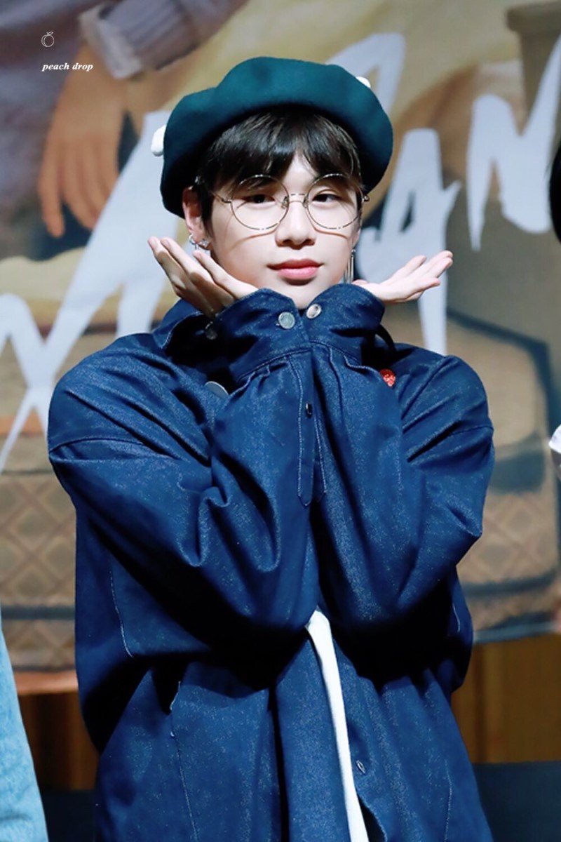 26April2018's tweet photo. 문득 생각이 났는데..🤔
흑녜리 은테안경 받은 분 계실까?

#흑녜리 #은테안경보내주셨나 https://t.co/ihdGAFYvnS