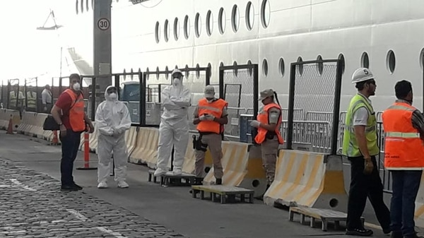 AlertasTransito's tweet photo. En Uruguay no le permitieron bajar.
Un crucero con 3000 brasileros en Puerto Madero.
"Le estamos tomando la temperatura 1 x 1".
RT si pensas que hay que devolverlo ya. https://t.co/SfI0n2Gc3c