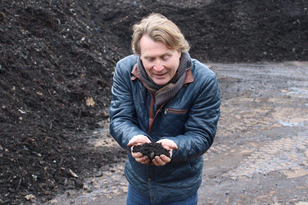 #CompostWeekUK (16th-22nd March) is the brainchild of our very own <a href="/daviddomoney/">David Domoney</a> and we want to know your top composting tips 🍂 Respond to us using the #CompostWeekUK hashtag as we'd love to see your recipes and ideas 😁