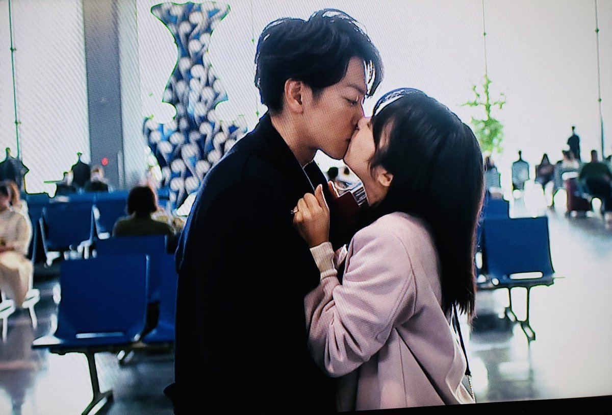 ri__eaaa24's tweet photo. はーなんかもう幸せいっぱい
5年も思い続けて結婚まで
しちゃうんだもんなーー
最終的には天堂先生の方が
めちゃめちゃ好きだったし
バカップル丸出しだし
なにこれ？幸せすぎだろ🥺💓
#恋つづ https://t.co/4AmCdfSeEl