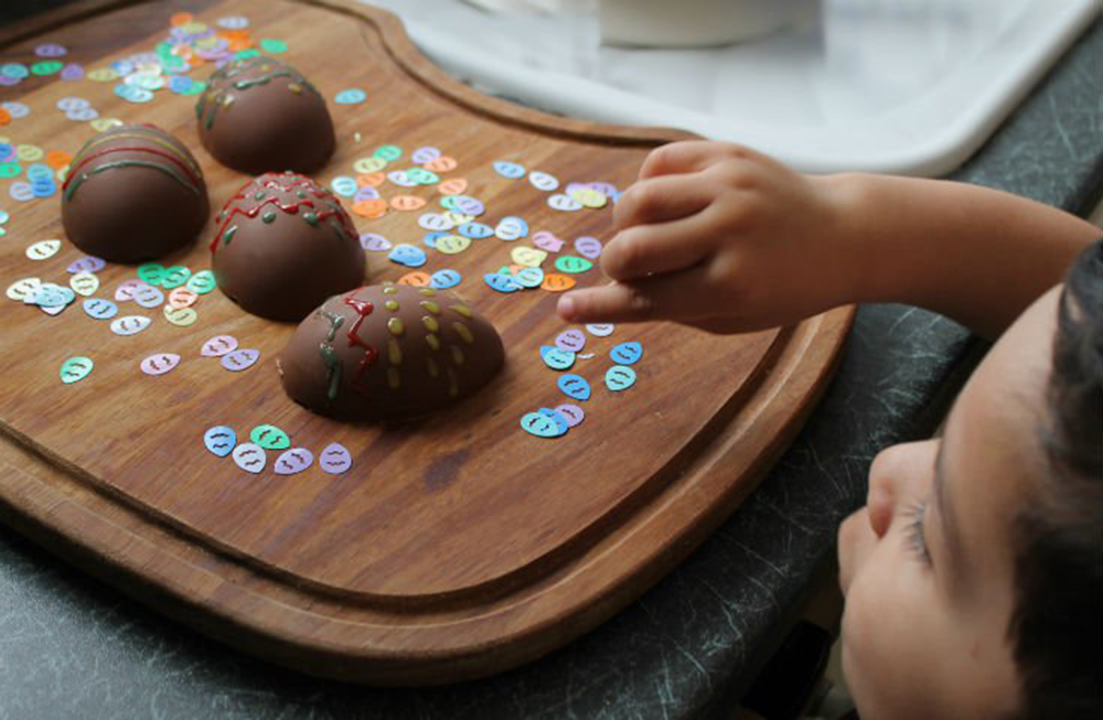 Hacé tus propios #huevos de #Pascua con tus #hijos .🍫Te damos una #Recetas facilísima paso a paso. >> bit.ly/38X9PX1

#huevodepascua