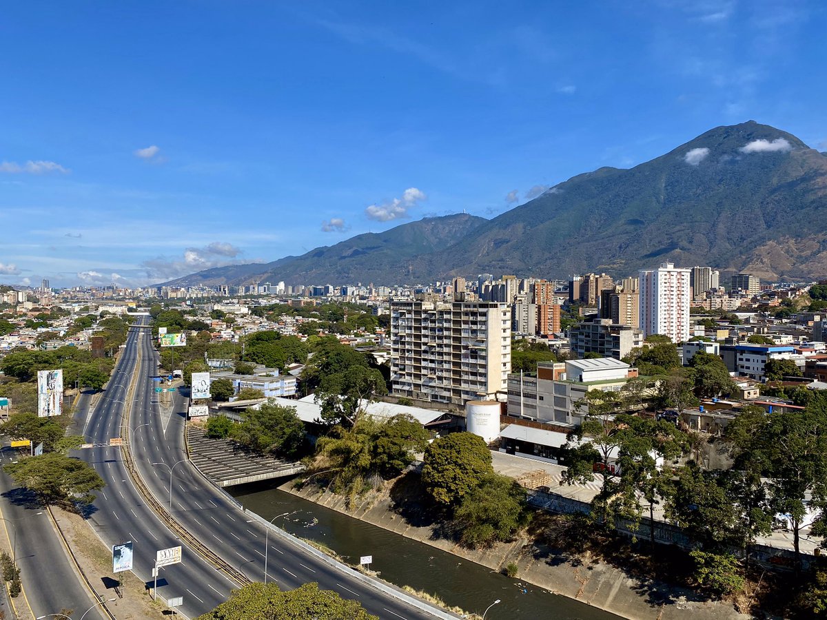 oscarcallest's tweet photo. Segundo día de cuarentena por Coronavirus, Caracas amanece más bella https://t.co/hz3XzQELmf