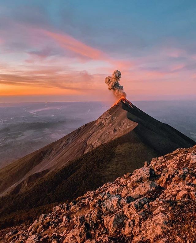 Een mooi plaatje van de Acatenango vulkaan in Guatemala🌋! 📸<a href="/mytraveltricks/">traveltricks.com</a>
Klik op onze link in bio voor informatie over reizen en het coronavirus.
.
.
#lonelyplanet #lonelyplanetnl #reizen #reismagazine #reisinspiratie #ontdekken #inspiratie #bucket… ift.tt/2IUJcY4