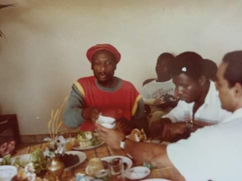 mbeatowe's tweet photo. 16Mars2014: #LapiroDeMbanga(56ans) rejoint les ancêtres après 1longue maladie.#NdingaMan dcd à Buffalo (Etat d #NewYork).1986: Ici nous le voyons avec @JimmyCliff à Paris lors de l´enregistrement d l'album #NomakeErreur avec #TotoGuillaume (guitare) & #JeanClaudeNaimro(clavier). https://t.co/74kduhmBIW