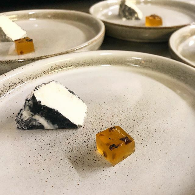 Hay-on-Wye cheese with heather honey and winter truffle as a pre dessert! 🍯 #localfood #michelin #finedining #chefs #culinary #foodphotography #culinarytalents #chefstalk #gourmet #chefstable #instafood #chilterns #buckinghamshire #westonturville #cheese #honey #heather #tru…