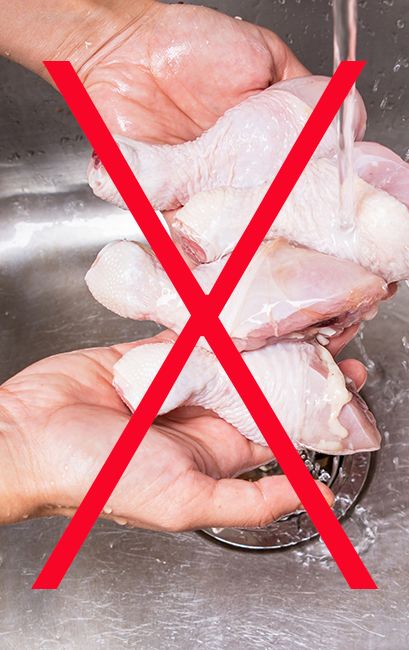 Lavar el pollo favorece la dispersión de bacterias patógenas por toda la cocina (superficies, utensilios, alimentos...), especialmente de Campylobacter, la bacteria que provoca más casos de enfermedad alimentaria en Europa->No lavéis el pollo. Cocinadlo bien.  #gominolasdepeseta