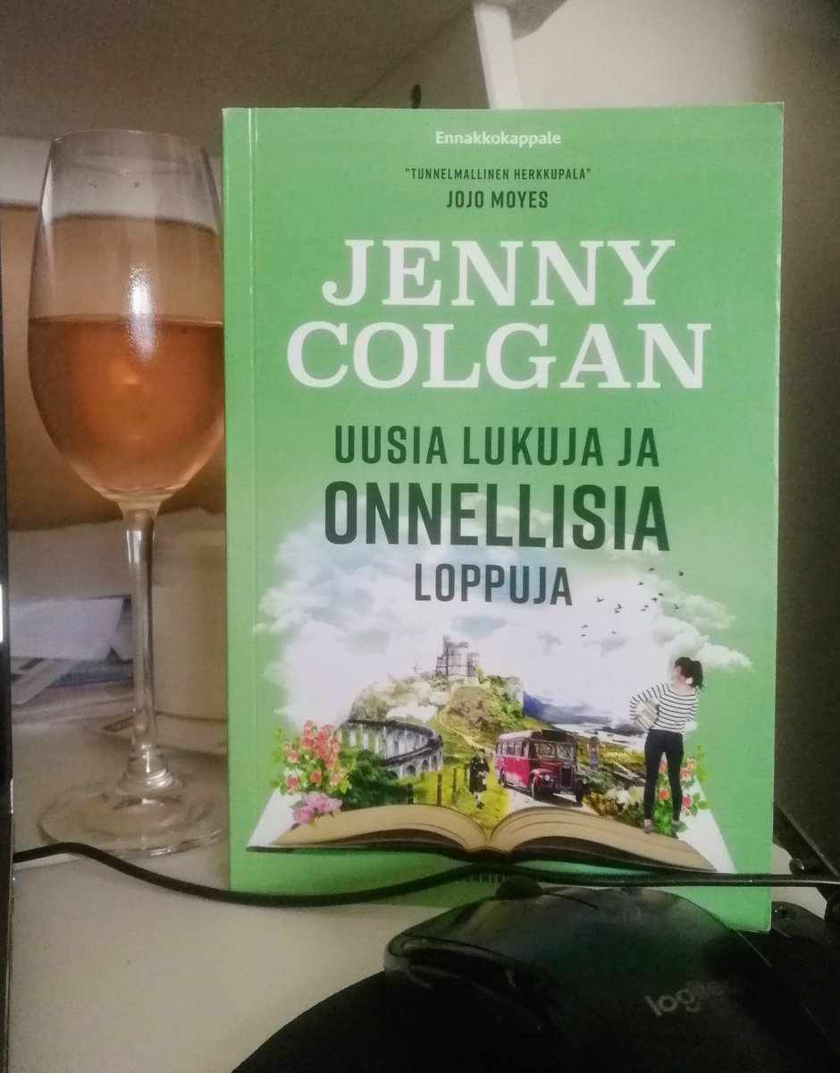 VuoCho's tweet photo. Kun maailma on täynnä Korona-juttua, on kiva käpertyä nojatuoliin lukemaan kevyttä hömppää. Bonuksena tässä kirjassa myös Skotlanti ja kirjat! #kirjat #hömppä https://t.co/t27kllsOZH https://t.co/uA41j5yUAn