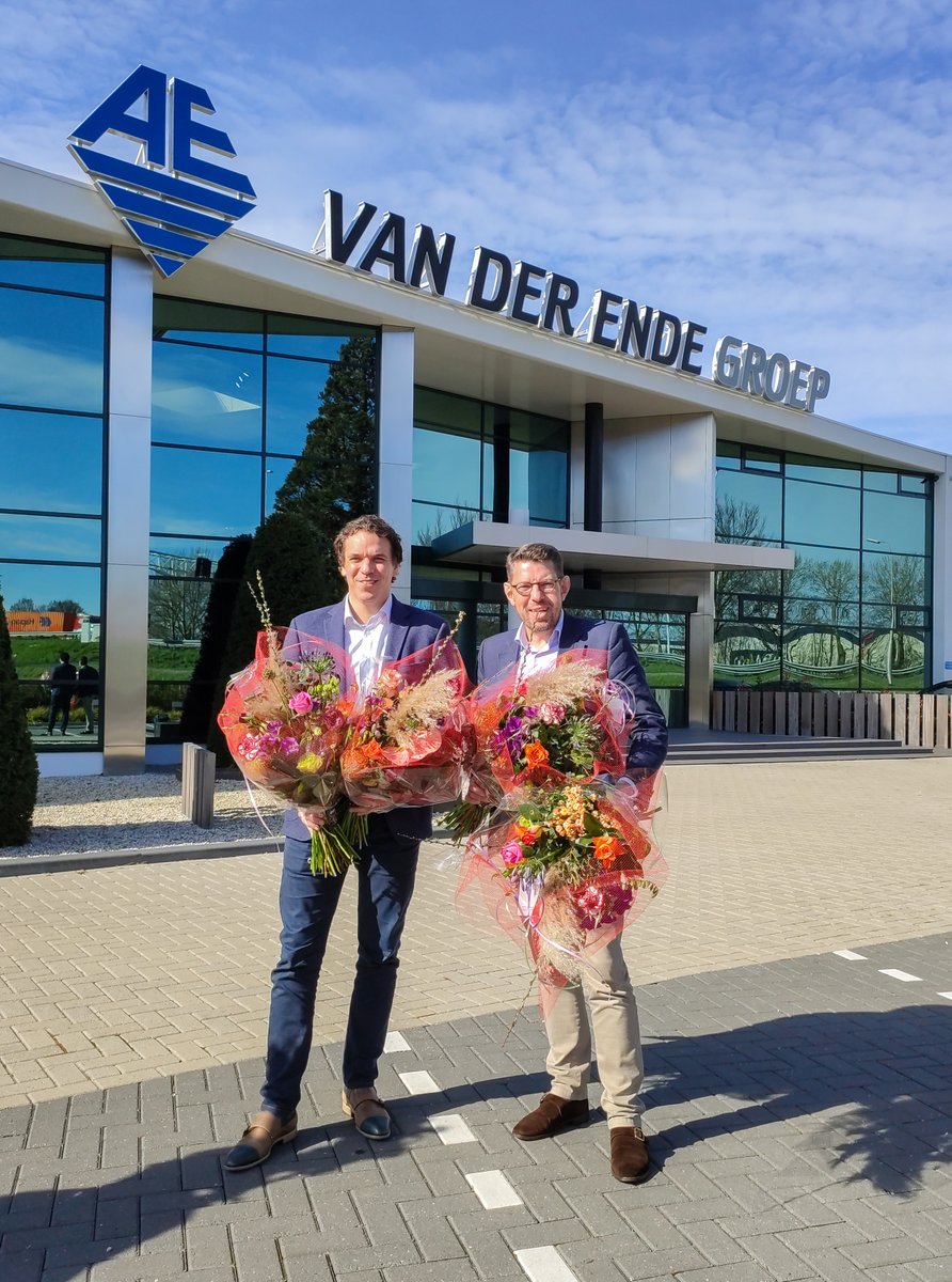 Een spontaan bezoek vanuit <a href="/GemWestland/">Gemeente Westland</a> om de #flowerboostchallenge een boost te geven en daarmee de sierteeltsector een hart onder de riem te steken! Ook burgermeester @BoukeArends gaat de challenge aan. 👍🏻💐🌼

#flowerboostchallenge #coronavirus #sierteelt #gemeentewestland