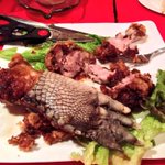 インパクト強すぎwワニの足の料理が出てくる店がやばい…