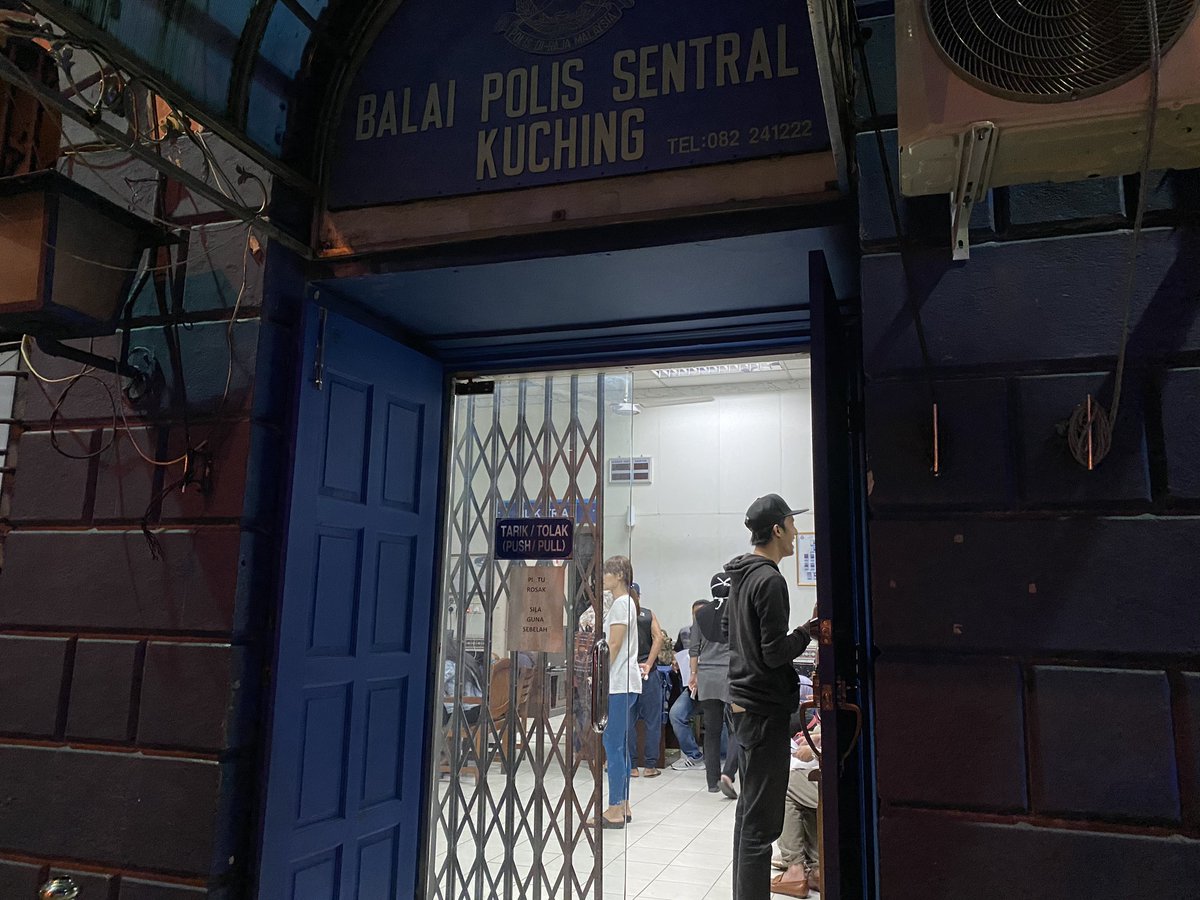 Eekbal Yusuf Na Twitteri Tinjauan Di Balai Polis Sentral Kuching Dan Balai Polis Gita Kelihatan Orang Ramai Yang Ingin Balik Kampung Hadir Untuk Memaklumkan Pergerakan Mereka Serta Mengisi Borang Maklumat Keluar Antara