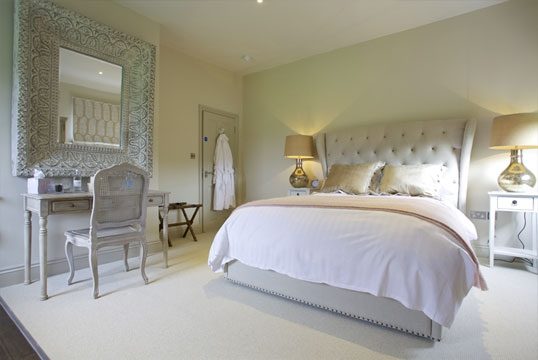 Overlooking a medieval packhorse bridge over the River Kennett, <a href="/Moultopackhorse/">The Packhorse Inn</a> is a former Victorian boozer and a traditional British pub turned five star dining and hotel experience #pub #hotel #Newmarket goodhotelguide.com/review/eastang…