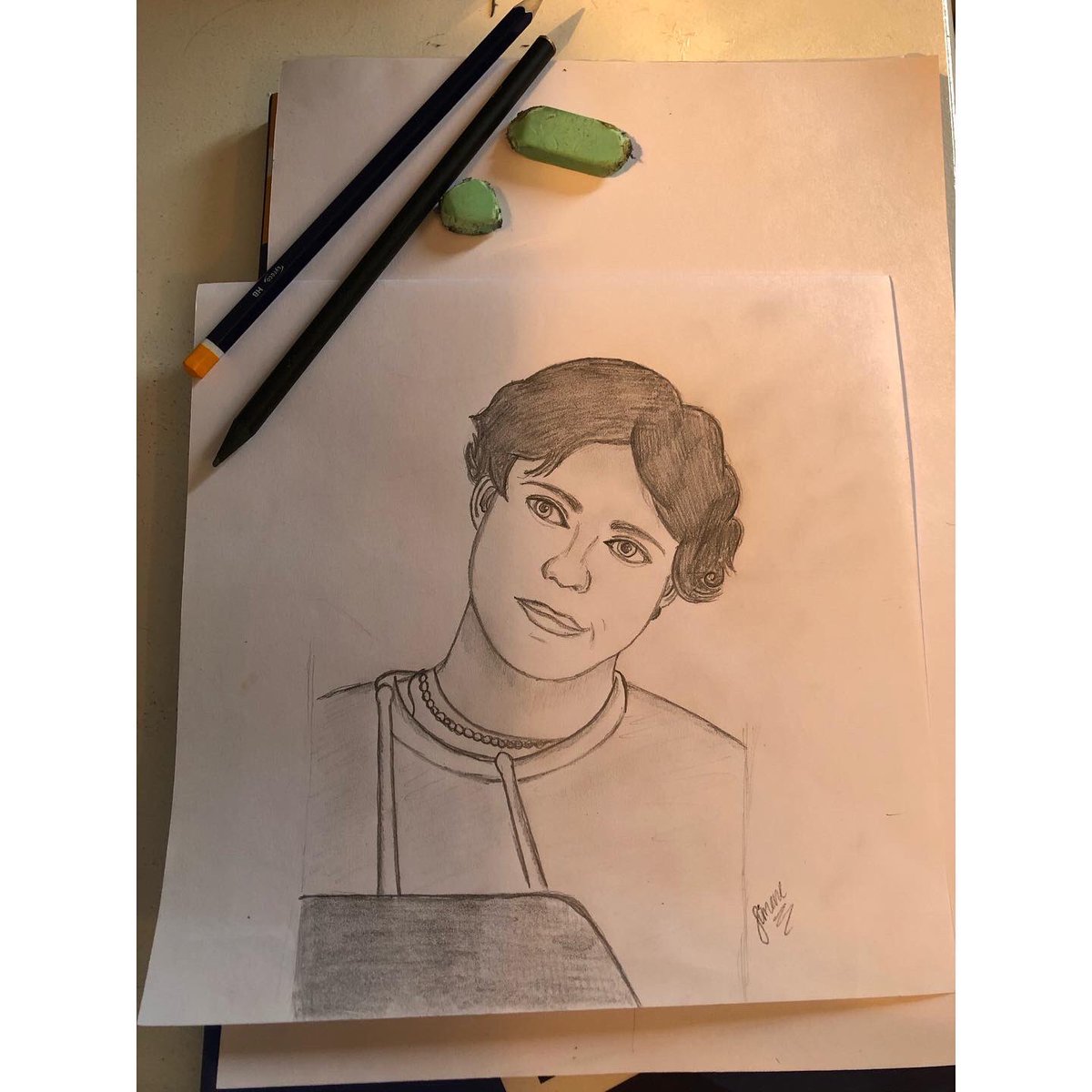 berglund_simone's tweet photo. Im not gonna lie, this feel so wierd! Cause i dont like to get attention, it kinda scares me, but now.. I take a step out of my comfort zone... So, @Ashton5SOS if you see this, hope you like it 😅❤️ #drawing #fanart #oldmemusicvideo #5sos https://t.co/jENIFTAaOP