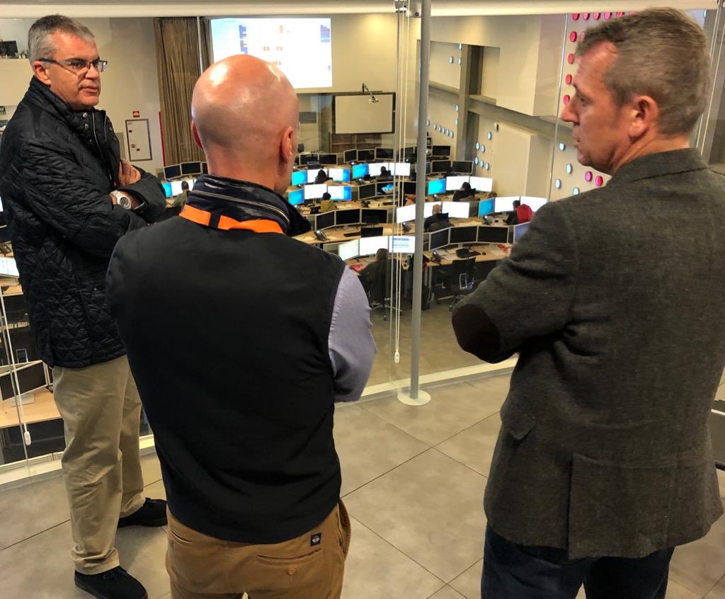 Nesta emerxencia sanitaria son moitos os servizos esenciais. Hoxe visitei os centros onde se reciben chamadas do 900400116, do 061 e do <a href="/112Galicia/">112 Galicia</a>. Pídovos sentidiño no uso destes números, imprescindible para que sexan eficaces.