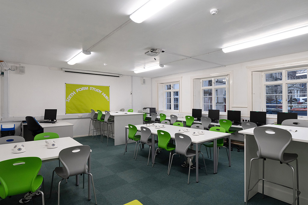 Morleys1929's tweet photo. Time to bring you another of our finished projects; this time it's four senior and sixth form classrooms. Each room was refurbished with integrated, collaborative ICT furniture, future proofing them as flexible and inspiring learning spaces. #schoolfurniture #classroomdesign https://t.co/2jH0LqDmXt