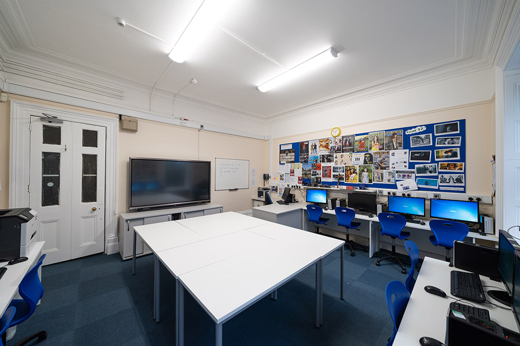 Morleys1929's tweet photo. Time to bring you another of our finished projects; this time it's four senior and sixth form classrooms. Each room was refurbished with integrated, collaborative ICT furniture, future proofing them as flexible and inspiring learning spaces. #schoolfurniture #classroomdesign https://t.co/2jH0LqDmXt