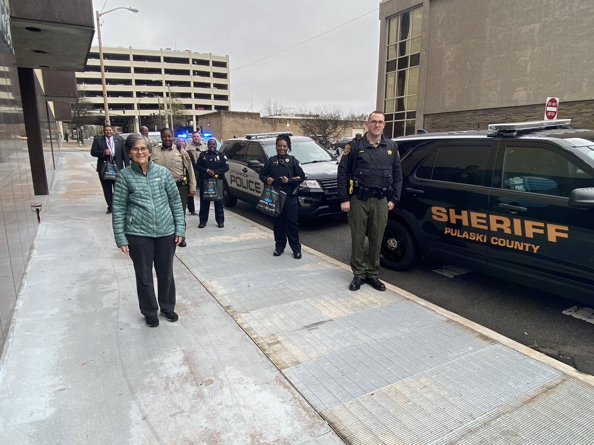SheriffPulaski's tweet photo. Thank you, @ATT! Pulaski County deputies and @LRpolice picked up nearly 100 #PatrolPacks! The packs have non-perishable food items. We will deliver them to people considered ‘high risk’ during the #COVID19 health event (we are practicing social distance, too!). #COVID19Ar https://t.co/R2MgCGo1U6