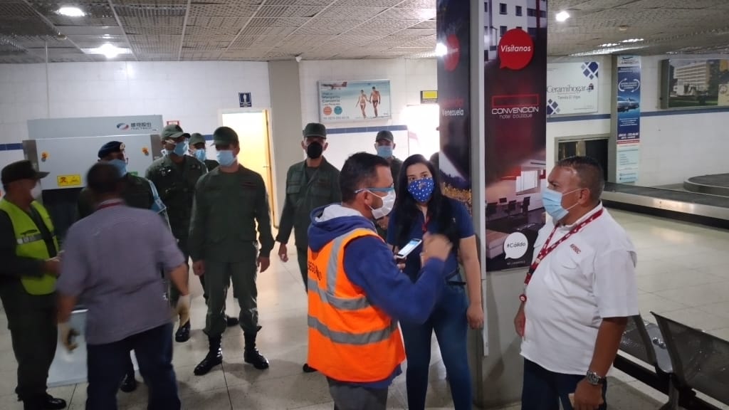 baer_ve's tweet photo. #ReporteBAER | #EnAlerta En el Aeropuerto Juan Pablo Pérez Alfonzo de El Vigía, en Mérida, el personal de @BAERVenezuela junto a funcionarios de la @GNBoficial supervisan el desarrollo de los protocolos sanitarios en la terminal andina #LaPrevencionEsLaClave #QuédateEnCasa https://t.co/XvAsuhRHnu