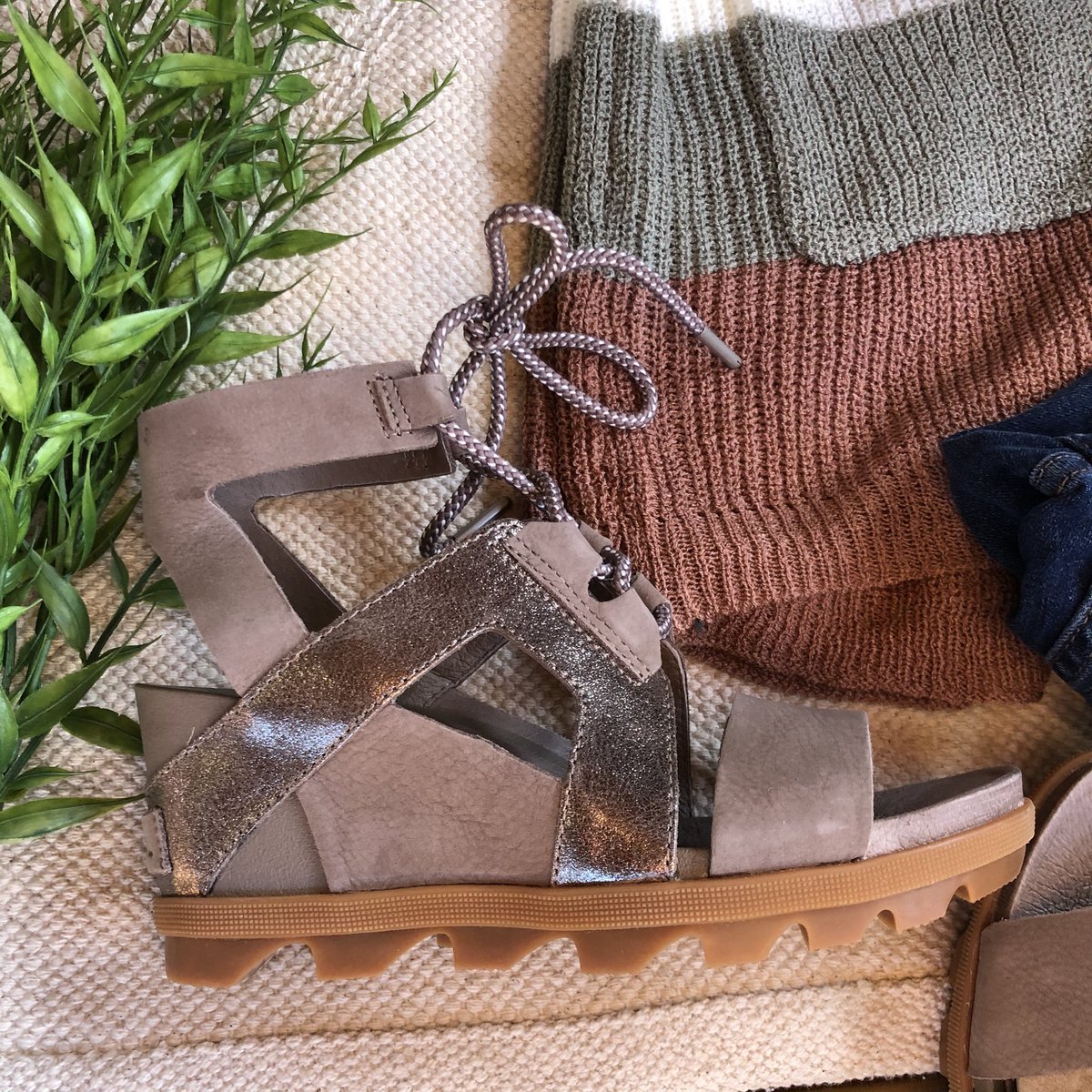 anniestrading's tweet photo. Annie’s is here to lighten up your News Feed!!!
Spring cardigans, Sorel wedge sandals and skinny jeans 🥰
Stop in!
#anniestradingpost #shoproseau #staccato #silverjeansco #sorelstyle  @ Annie's Trading Post https://t.co/s30TNoEGUe