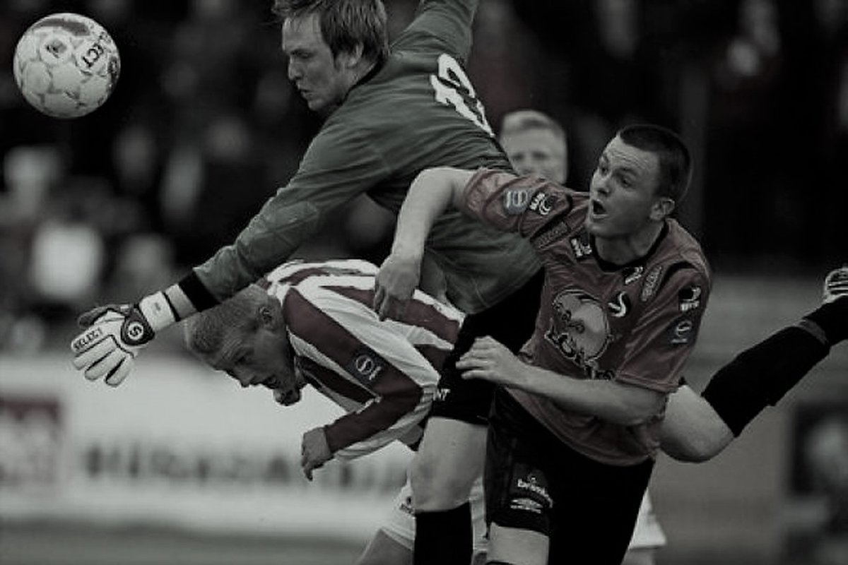 Sindri Snær Jensson in action for <a href="/throtturrvk/">Þróttur</a> during season 2009. #Iceland #Goalkeeper #Goalkeepers #Football #Soccer #History 📷mbl.is/Ó​mar