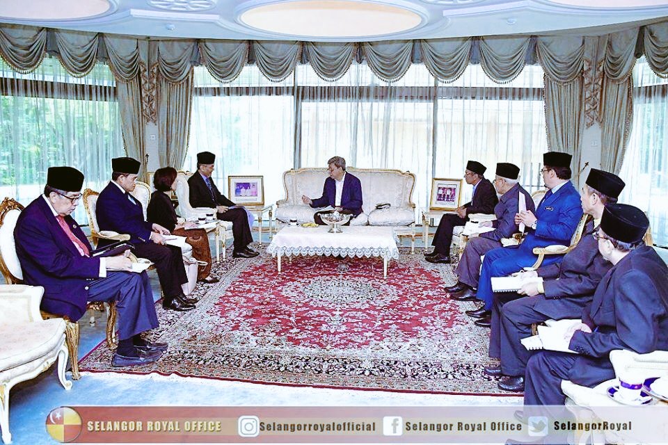DrDzul's tweet photo. S'ngor Task Force COVID-19 Menjunjung Kasih KBDYMM Sultan Selangor atas perkenan utk patik & rakan hadir bersama Mesyuarat Khas mengenai COVID-19 di N. Selangor.
I.AlLah STFC akn terus mbantu DS MB & EXCO Kesihatan bagi membendung penularan jangkitan SAR CoV-2 ini
#DaulatTuanku https://t.co/Y1e2IZ67j5