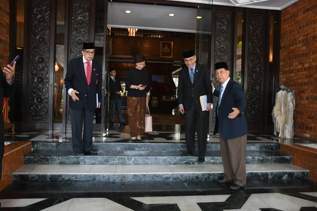 DrDzul's tweet photo. S'ngor Task Force COVID-19 Menjunjung Kasih KBDYMM Sultan Selangor atas perkenan utk patik & rakan hadir bersama Mesyuarat Khas mengenai COVID-19 di N. Selangor.
I.AlLah STFC akn terus mbantu DS MB & EXCO Kesihatan bagi membendung penularan jangkitan SAR CoV-2 ini
#DaulatTuanku https://t.co/Y1e2IZ67j5