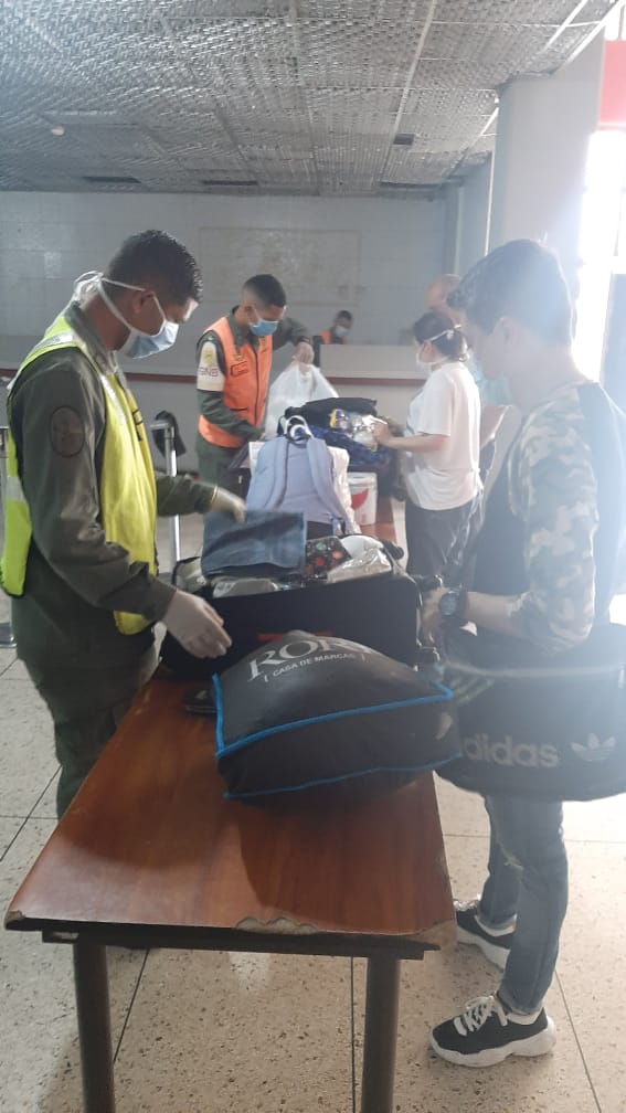 baer_ve's tweet photo. #ReporteBAER | #EnAlerta En el Aeropuerto Juan Pablo Pérez Alfonzo de El Vigía, en Mérida, el personal de @BAERVenezuela junto a funcionarios de la @GNBoficial supervisan el desarrollo de los protocolos sanitarios en la terminal andina #LaPrevencionEsLaClave #QuédateEnCasa https://t.co/XvAsuhRHnu