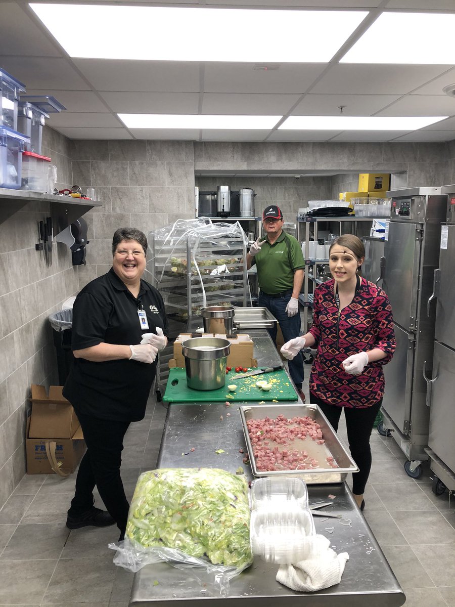 natty1304's tweet photo. Be sure to stop by Bob Hedge Park in Jeffersonville and see Susan and Sue for free meals, served from 10:00-1:00p. Other locations include Mark Fetter Center, Parkwood Elem, Pleasant Ridge Elem and New Washington M/HS. @GCCSchools @Aramark @PRESCharlestown #realheroswearhairnets https://t.co/JoPvWndf0a