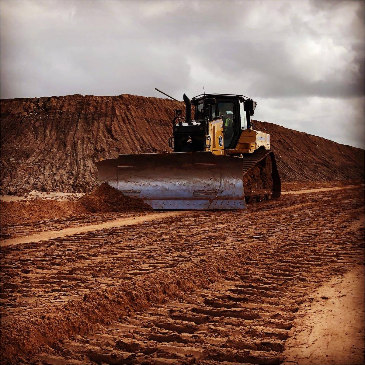 ashbrook_ltd's tweet photo. ASHBROOK machinery in their native habitat, working hard in a sand quarry... #CAT 336 CAT D6 Next Gen, CAT 725C
@caterpillarinc @FinningNews

Contact us for plant hire opportunities https://t.co/V7ReFsb59k

#planthire #planthireuk #quarrying #caterpillar #caterpillarequipment https://t.co/acFlBUxJqB