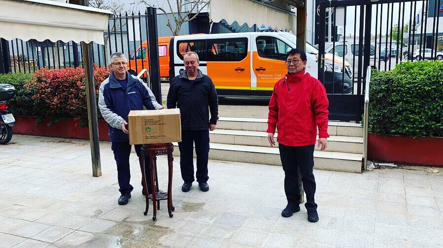 ajfigueres's tweet photo. Quan la solidaritat aflora ens moments excepcionals. 🙌🏻

📣 Empresaris xinesos i membres de la comunitat xinesa donen material (mascaretes i guants) a la Guàrdia Urbana de Figueres i Mossos d’Esquadra 😷🧤

Moltíssimes gràcies! 🤗 https://t.co/nKq8rkk3mB