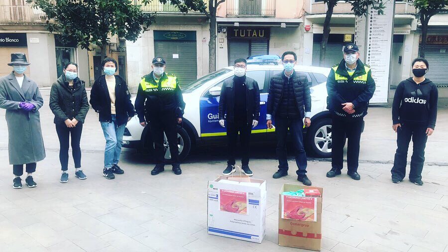 ajfigueres's tweet photo. Quan la solidaritat aflora ens moments excepcionals. 🙌🏻

📣 Empresaris xinesos i membres de la comunitat xinesa donen material (mascaretes i guants) a la Guàrdia Urbana de Figueres i Mossos d’Esquadra 😷🧤

Moltíssimes gràcies! 🤗 https://t.co/nKq8rkk3mB