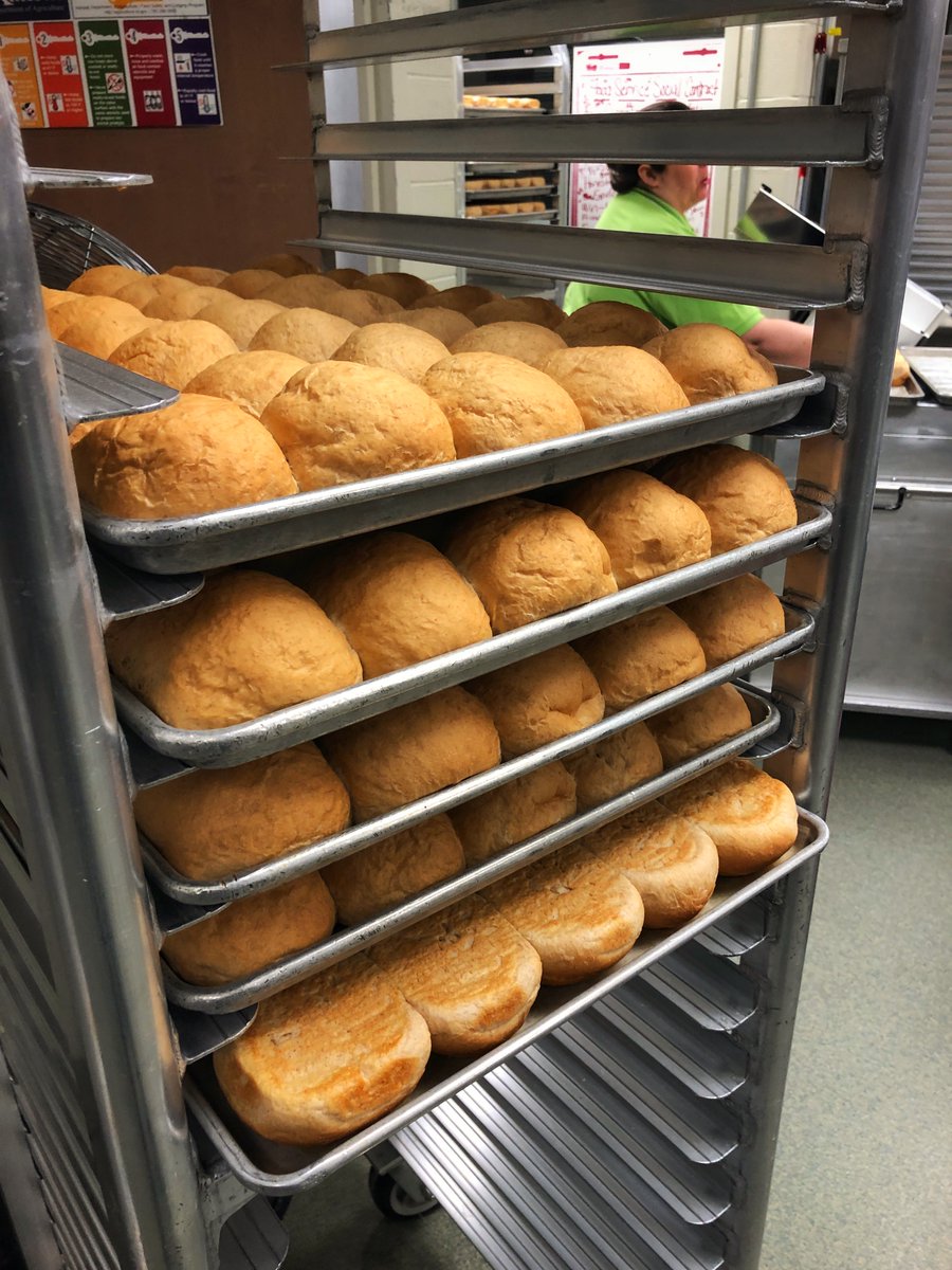 Emporia253's tweet photo. Grab and Go lunches:

Beginning Wednesday, March 18, we will have lunches with breakfast for the next day at EMS and Logan Avenue. Free meals from 11:30- 1:00 any child ages 1-18. Children need to be with the parent to receive the meal.

#EmporiaProud https://t.co/XZfi5PQGyS