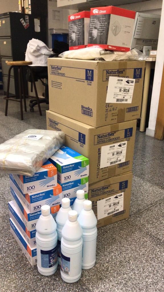 BETA_TechCentre's tweet photo. ➡️ El nostre compromís amb la societat és a través de la #ciència. Avui toca entregar el material dels nostres laboratoris per ajudar la gent de l'Hospital de #Vic a seguir treballant. 👏🏻👏🏻
#joemquedoacasa #coronavirus https://t.co/Zq7bz1LxKy