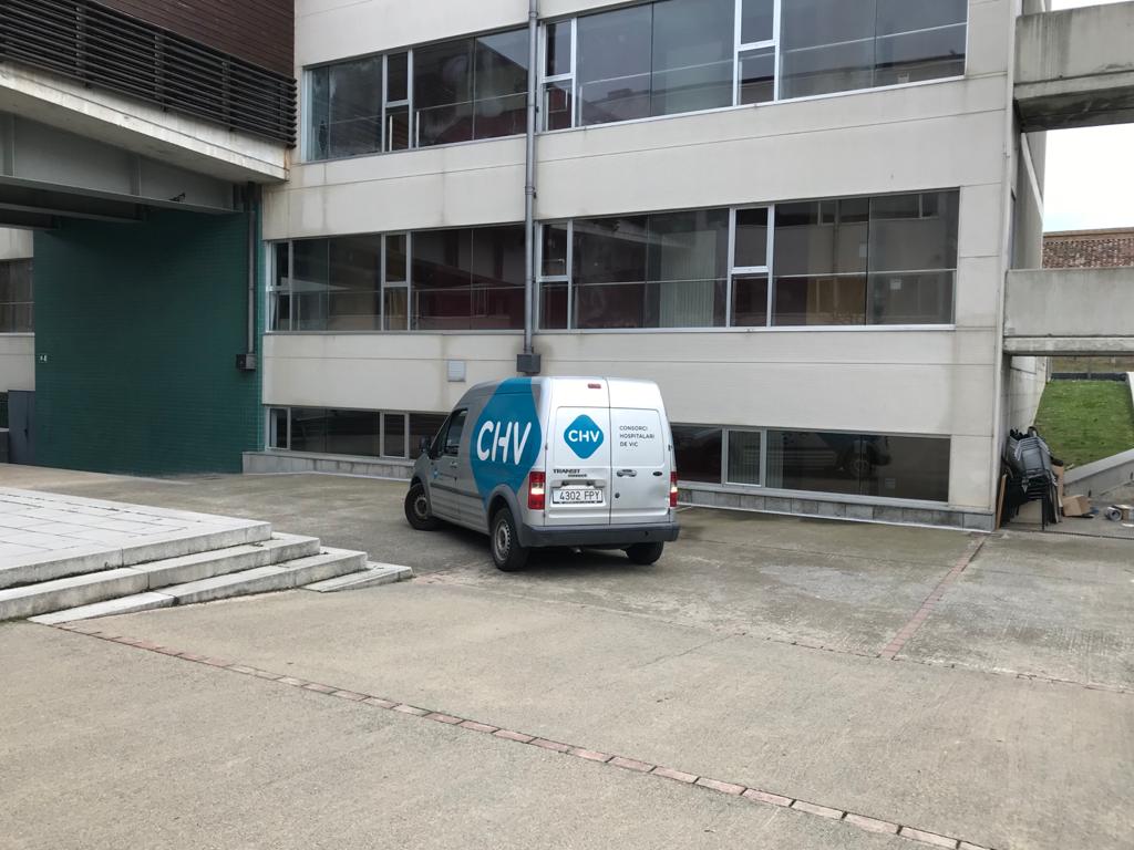 BETA_TechCentre's tweet photo. ➡️ El nostre compromís amb la societat és a través de la #ciència. Avui toca entregar el material dels nostres laboratoris per ajudar la gent de l'Hospital de #Vic a seguir treballant. 👏🏻👏🏻
#joemquedoacasa #coronavirus https://t.co/Zq7bz1LxKy