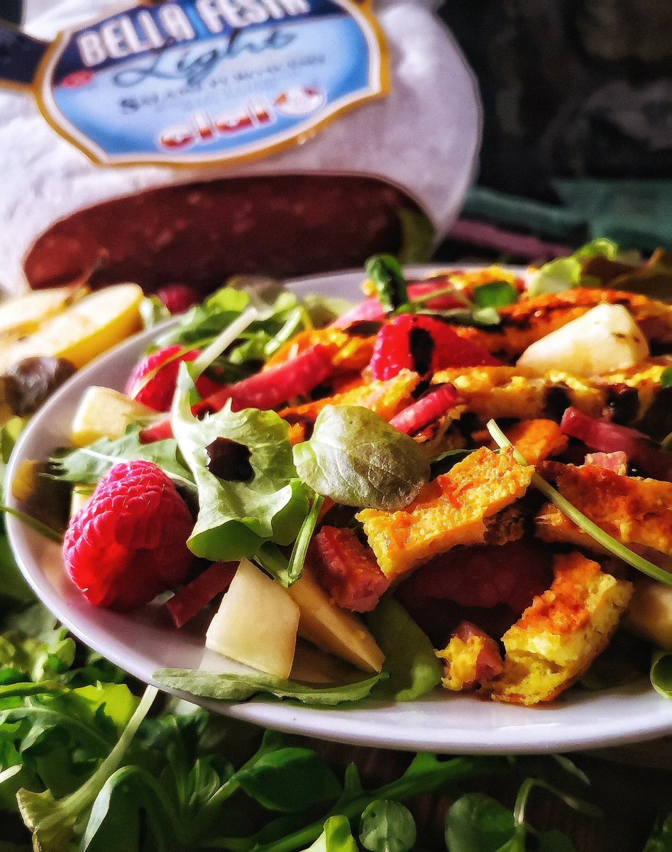 Frittata di albumi e curcuma con salame Bellafesta light su insalata di spinacini, frutti di bosco, mela Golden valdostana unarchitettoincucina.it/2020/03/fritta…